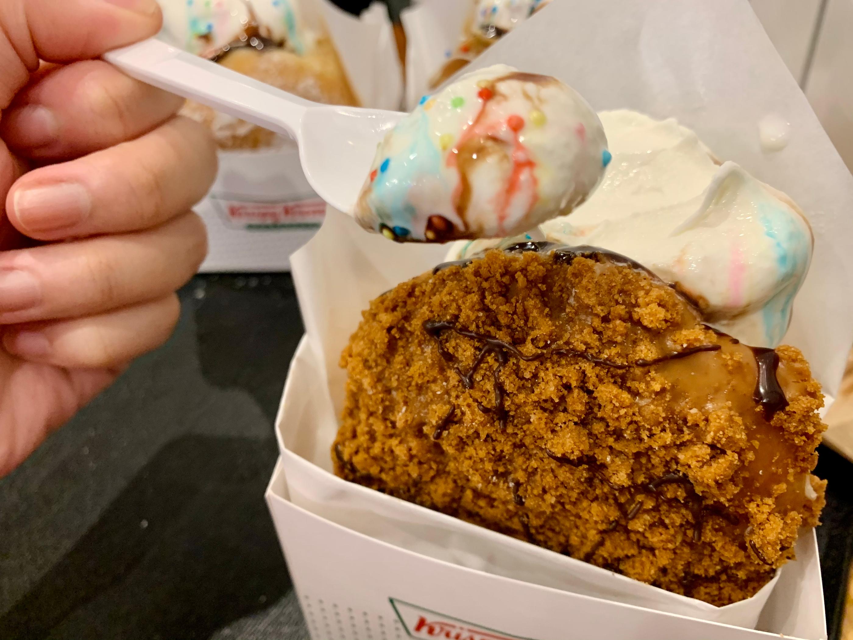 Spoonful of creamy ice cream from Krispy Kreme's indulgent donut, ideal for dessert lovers. 크리스피 크림의 풍부한 아이스크림 가득한 도넛. 대만어에서 달콤한 사랑.