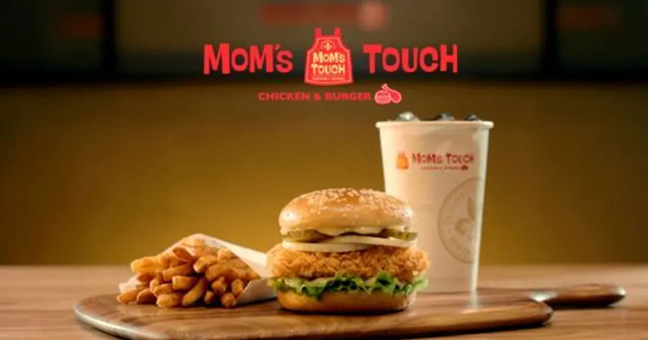 Mom's Touch classic burger and fries combo with a refreshing drink on the side. 맘스 터치 대표 햄버거와 감자튀김 세트. 대만어에서 엄마의 터치.