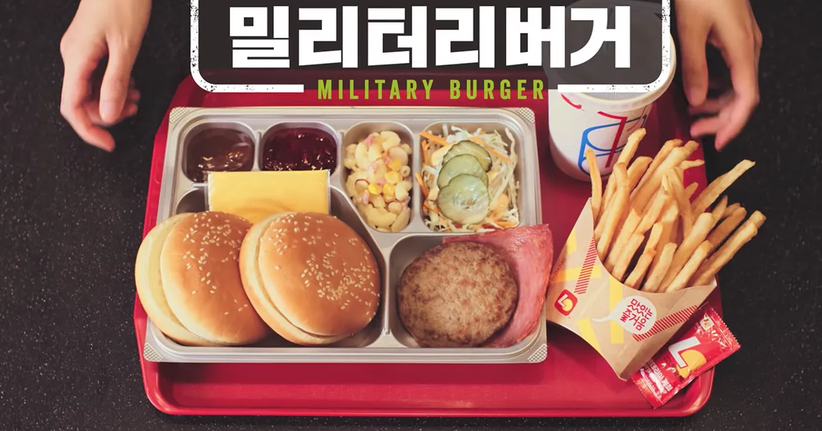 Military burger meal set with fries and refreshing drink on a red tray. 군대 버거 식사세트, 감자튀김과 시원한 음료가 함께 제공. 대만어에서 버거 플레이트.