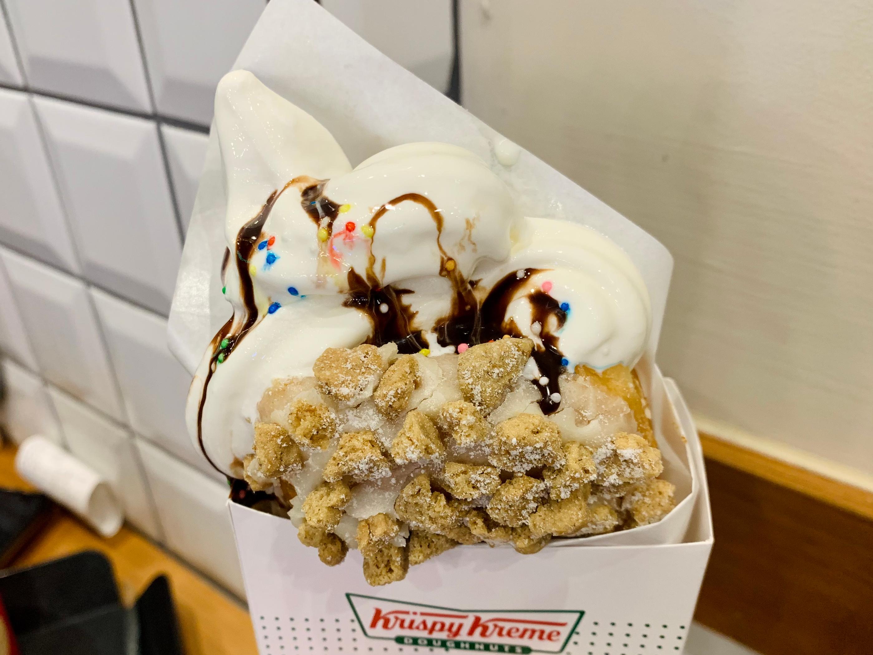 The indulgent peanut butter donut from Krispy Kreme, radiating a rich nutty aroma. 피넛버터 도넛, 진한 고소한 향이 느껴지는. 대만어에서 바삭한 견과류.