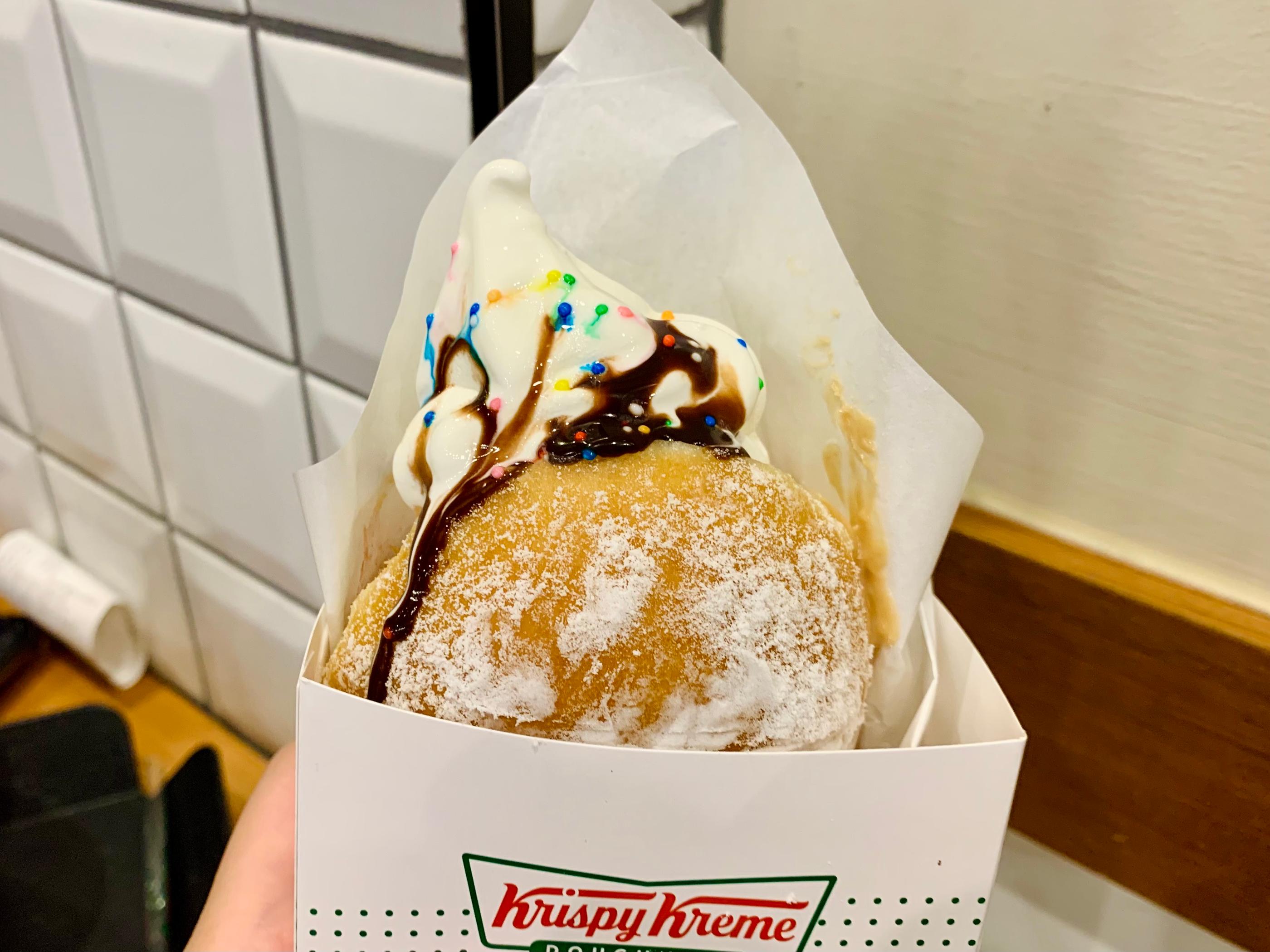 'Krispy Kreme's 'New York Cheesecake donut, topped with crumbs and rich cheese flavor. 뉴욕 치즈케이크 도넛, 크럼과 진한 치즈로 장식. 대만어에서 치즈 사온사온.