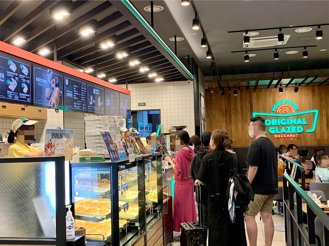 Krispy Kreme store buzzing with customers, reflecting its popularity in Korea. 고객들로 붐비는 인기있는 크리스피 크림 매장 모습. 대만어에서 인기있는 매장.