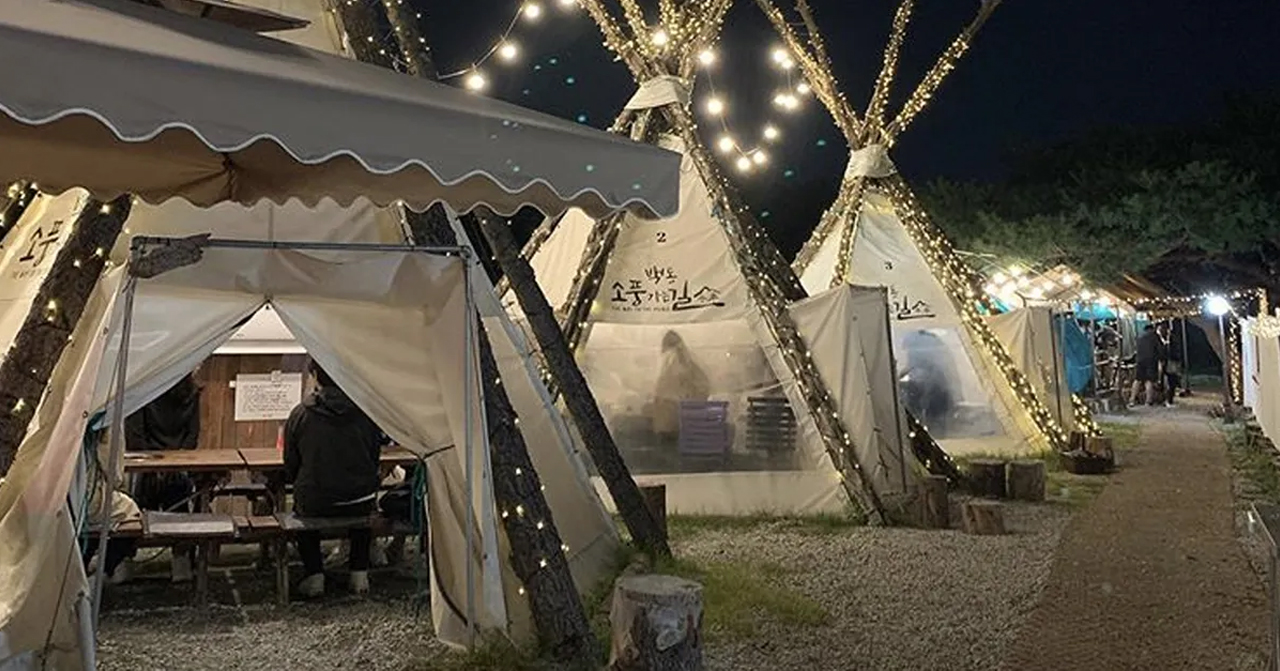 韓國露營場地。亮麗燈光裝飾的帳篷在夜間營造出舒適的氣氛。