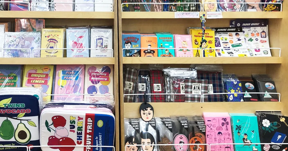 ชั้นสินค้าเต็มไปด้วยเครื่องเขียนและของน่ารักๆ ในร้านเครื่องเขียน