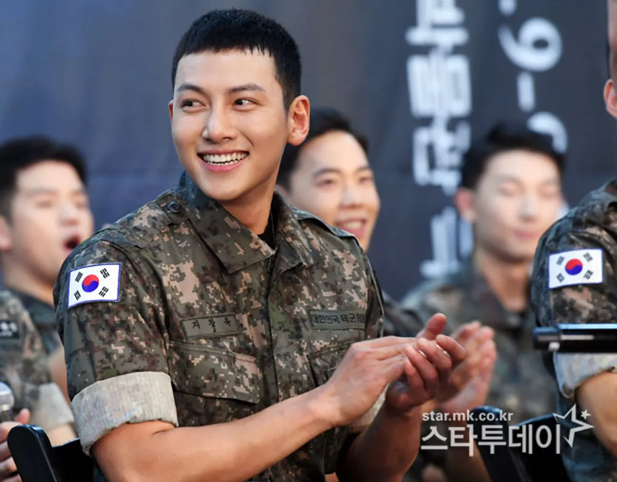 ข้อดีของการมีแฟนเป็นทหารเกาหลี ภาพทหารเกาหลีที่ปรบมือในงานอีเวนต์ แสดงถึงวัฒนธรรมการเกณฑ์ทหารและดูแลคนรักของเกาหลี