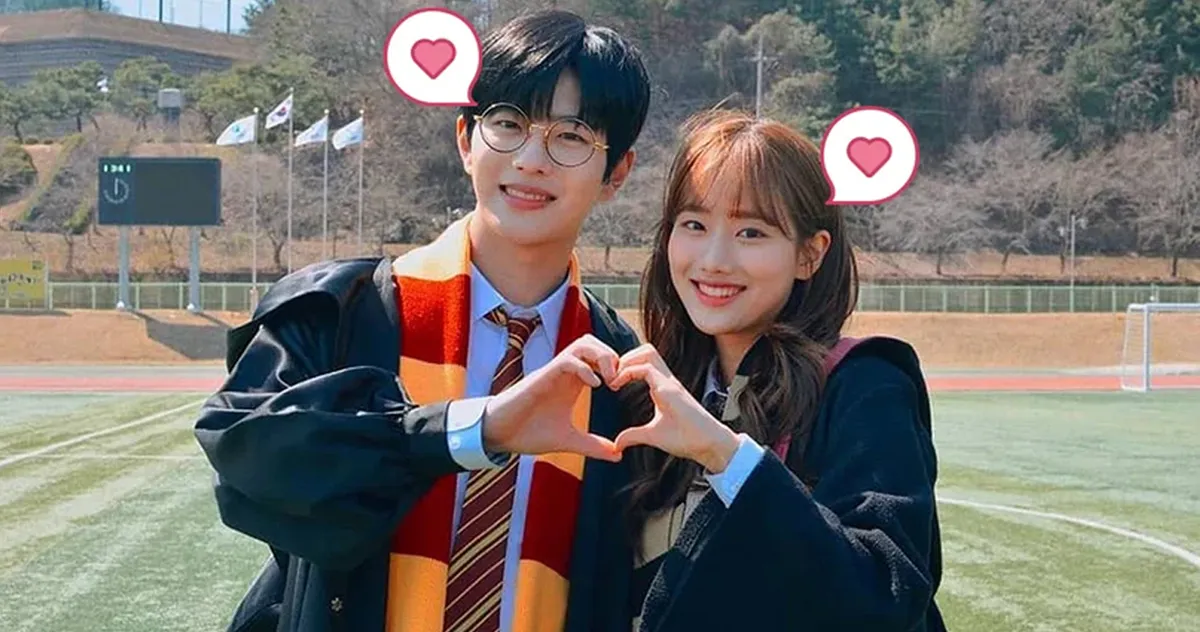 วัฒนธรรมการออกเดทเกาหลี ภาพคู่รักนักเรียนที่ทำท่าสัญลักษณ์รูปหัวใจ แสดงถึงความรักวัยรุ่นและวัฒนธรรมความรักในเกาหลี
