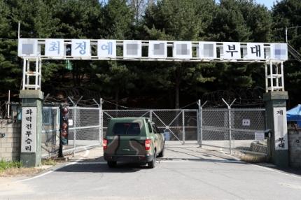 新型コロナウイルス感染症が大量発生した後、京畿道抱川の陸軍部隊の入口には軍用車両が停まり、外出統制がされている様子