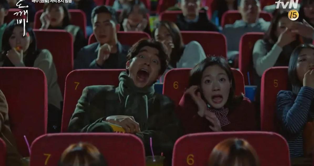 การนั่งชมภาพยนตร์ในโรงภาพยนตร์ที่มีคนดูหลายคนร่วมชมด้วยชชอบรสปลุกเร้าและความเข้ากันเป็นคนเกาหลีในฉากหนึ่งของการแสดง