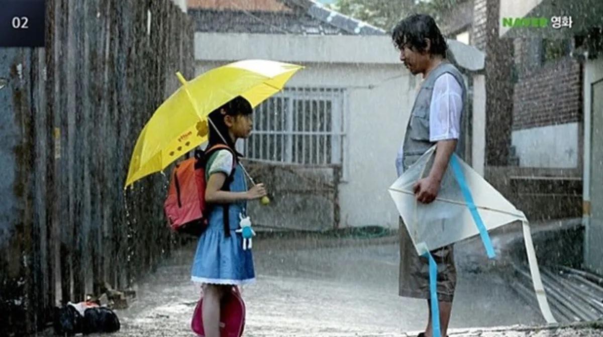 ภาพยนตร์ฉากที่มีเด็กหญิงถือร่มสีเหลืองขณะฝนตกในเกาหลีใต้