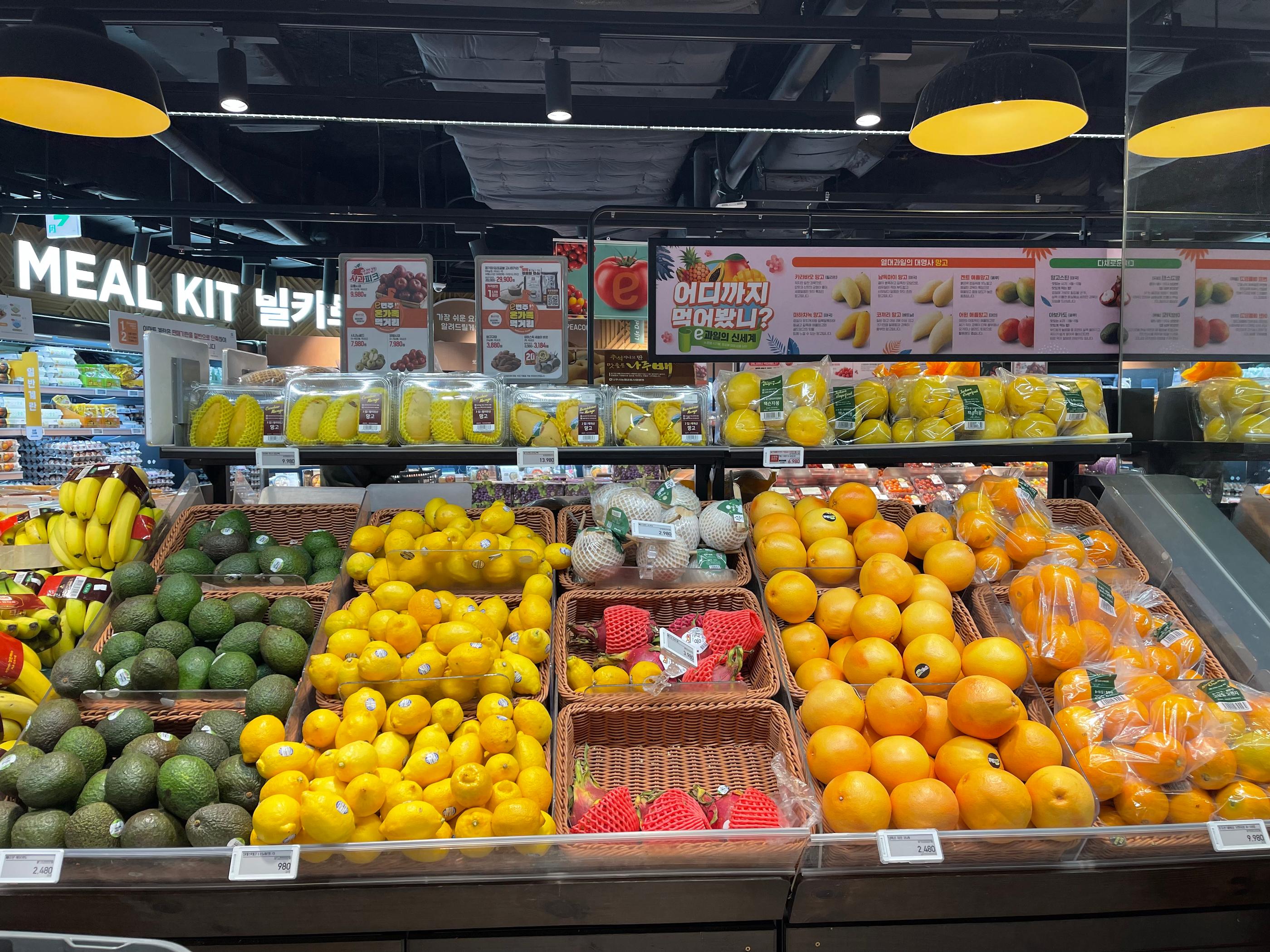 Популярные сезонные фрукты в супермаркете Emart в Синчоне, Сеул.