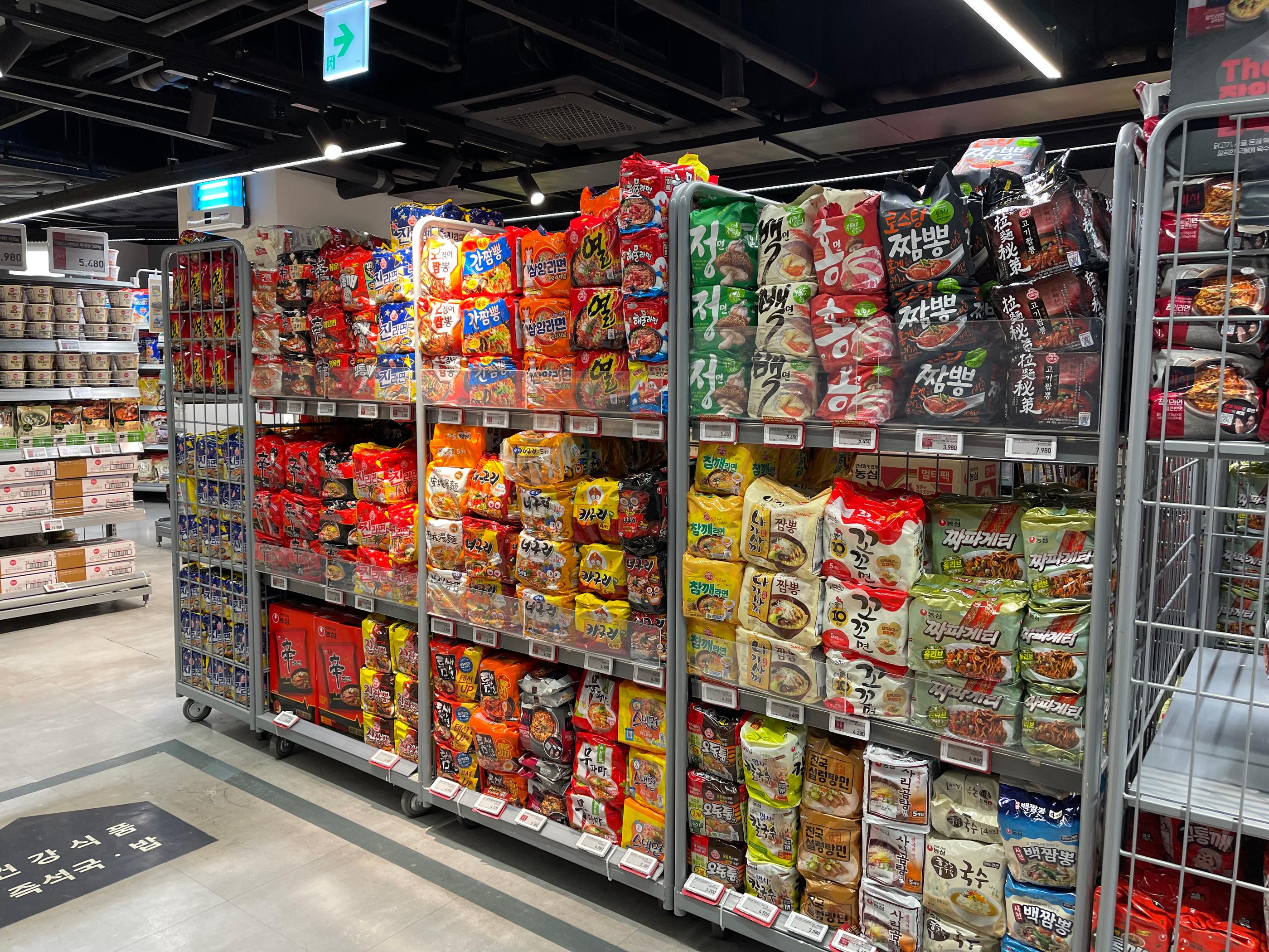 Большой ассортимент корейской лапши в супермаркете Emart, Синчон, Сеул.