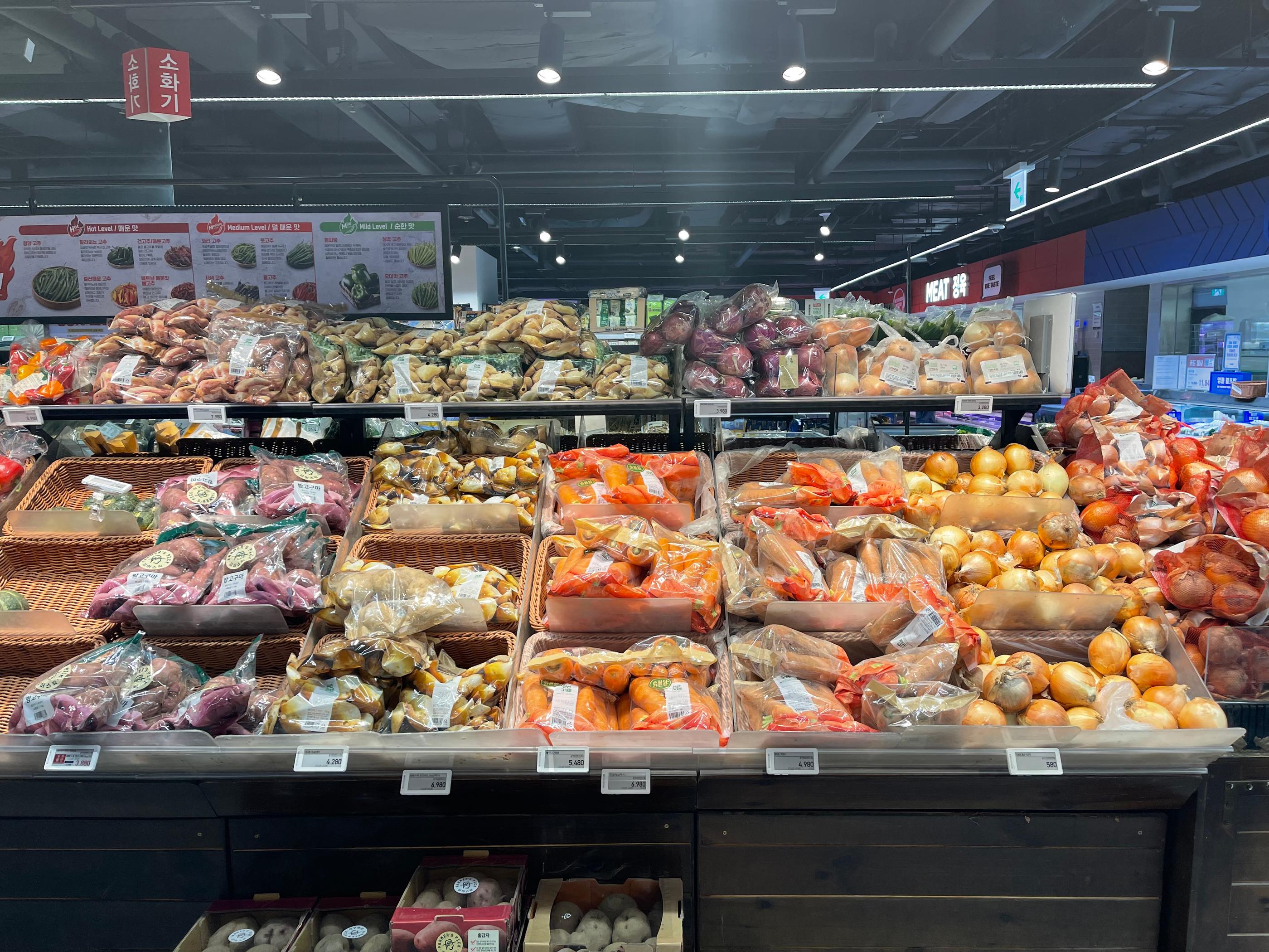 Раздел фруктов и цитрусовых в супермаркете Emart, Синчон, Сеул.