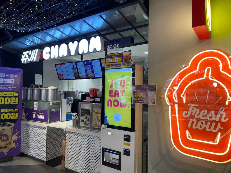 在 emart 新村店外部的餐廳區，有多種選擇，提供購物後的美食享受。