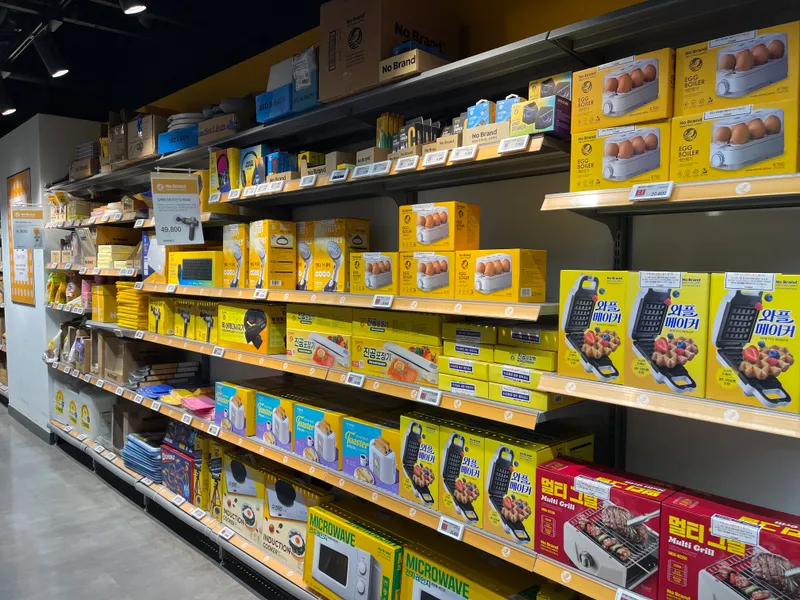 emart 新村店內展示了 No Brand 產品區，其中包含各種日常用品和小型家電，滿足日常需求。