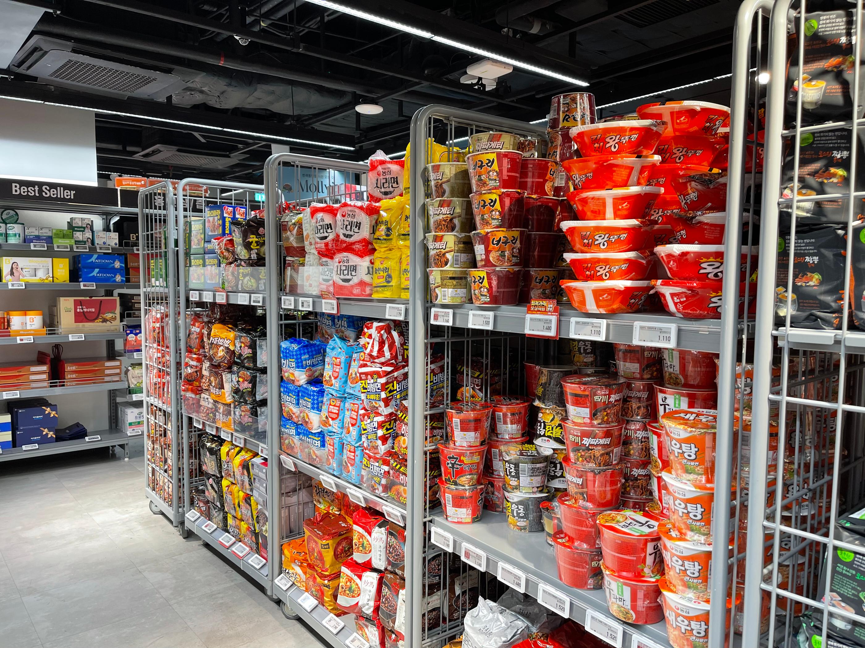 Широкий выбор корейской лапши в Emart, Синчон, Сеул.