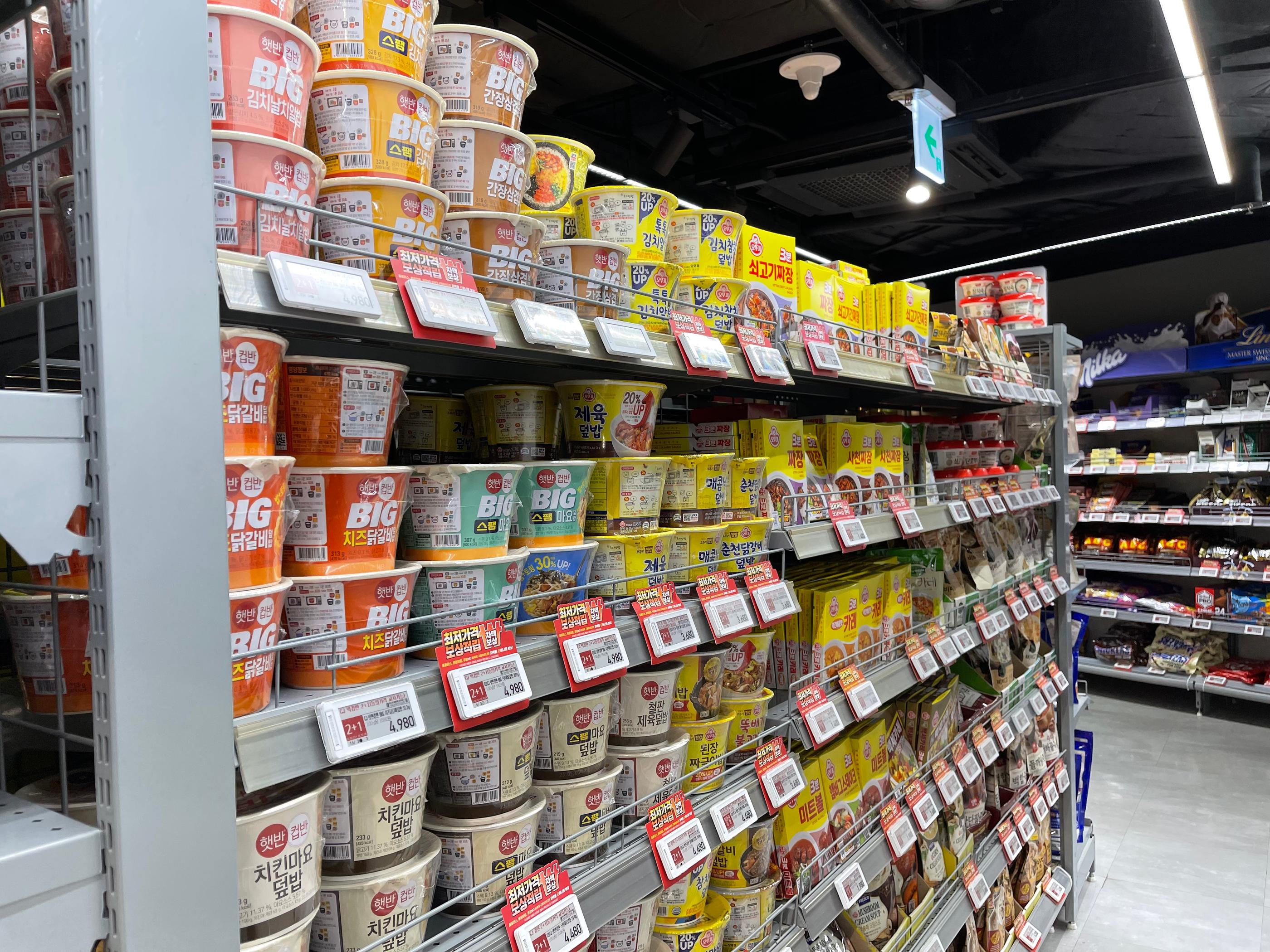 Ассортимент корейской лапши быстрого приготовления в Emart, Синчон, Сеул.