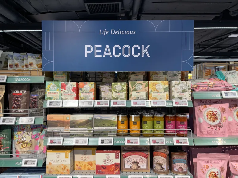 emart 新村店內的 Peacock 茶品區，展示了多種風味，如珍珠茉莉茶和菊花茶，提升飲茶品味。