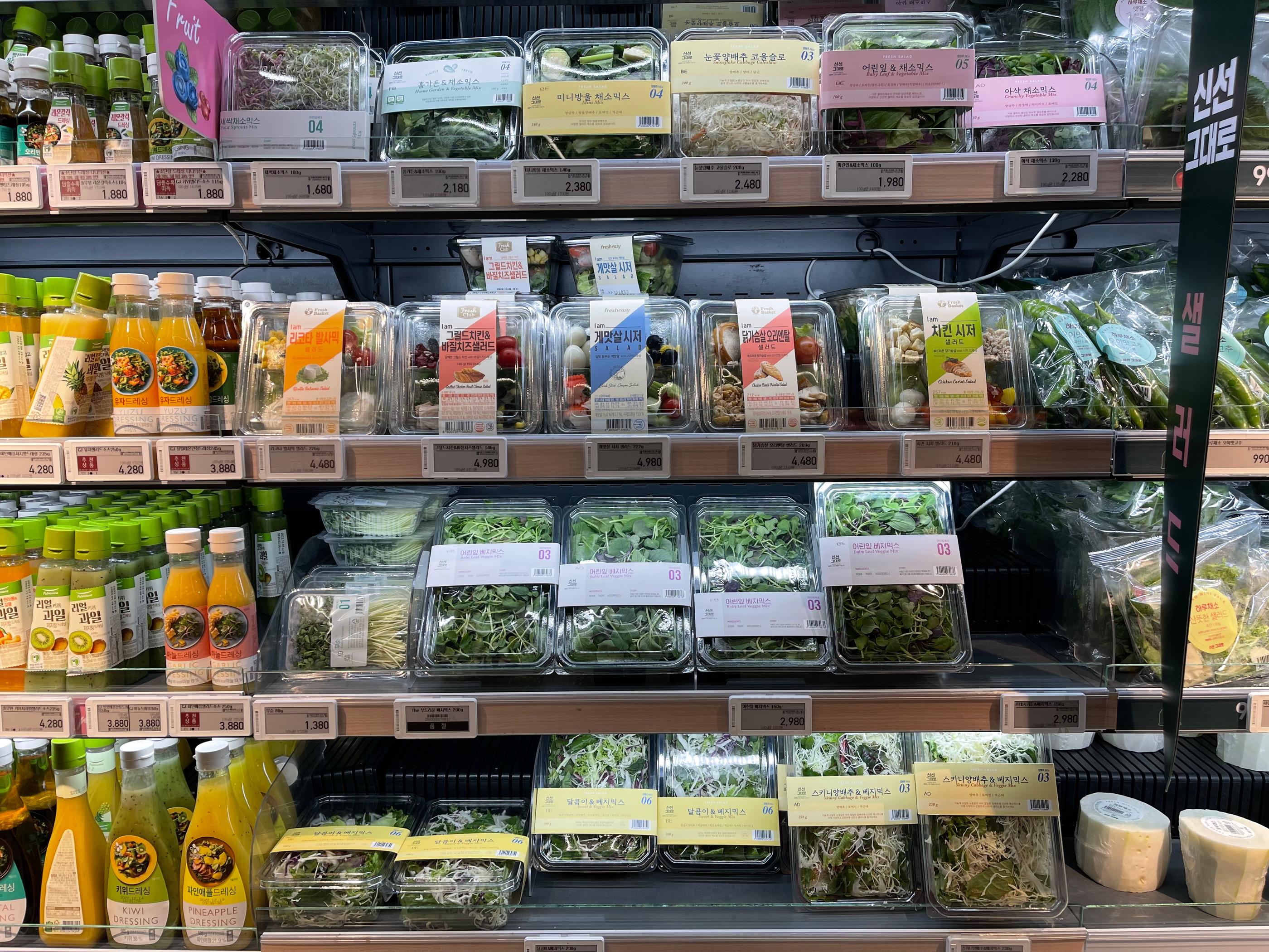 Продукты в разделе готовых салатов и овощей в Emart, Синчон, Сеул.