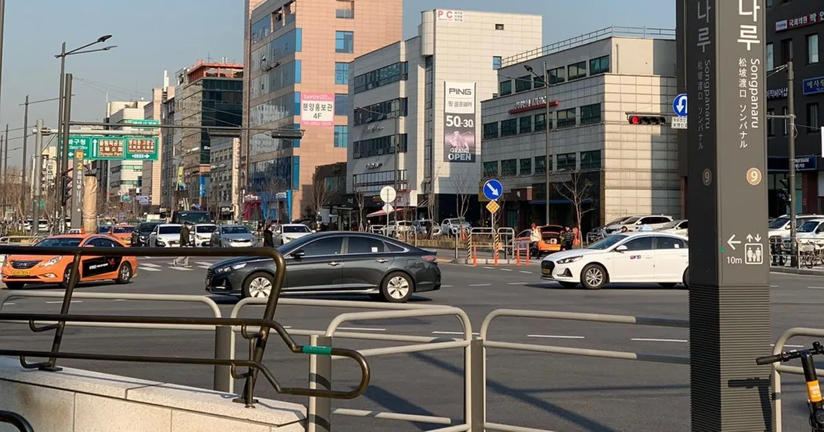 ภาพถนนคาเฟ่และร้านอาหารในโซล บรรยากาศรอบๆแสดงถึงความเป็นเมืองที่มีชีวิตชีวาและหลายหลายไปด้วยร้านค้าและร้านอาหารมากมายในย่านนี้