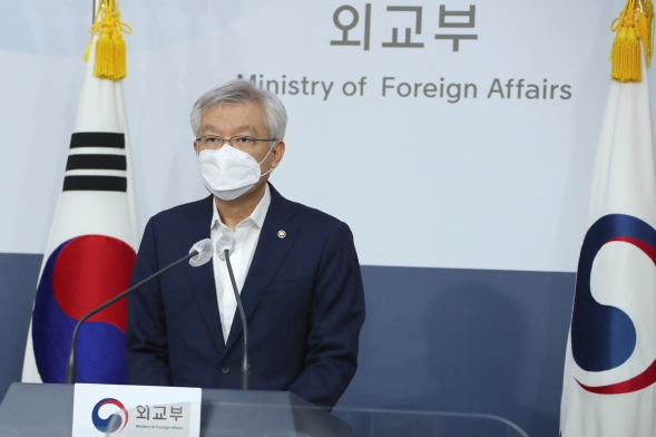 韓国外交部での記者会見の様子、背景に韓国の国旗