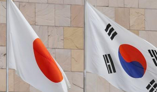 日韓の国旗が並ぶ風景