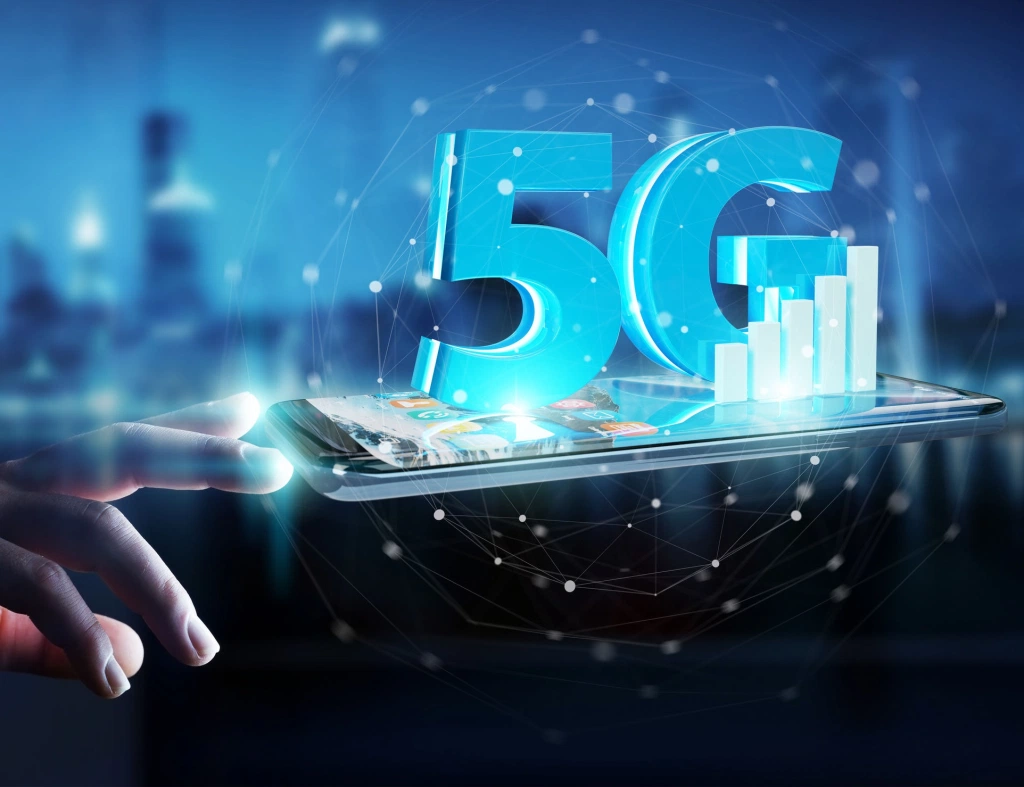 5G通信技術圖像，展示韓國超高速互聯網速度的時代，智能手機與科技背景交相輝映。