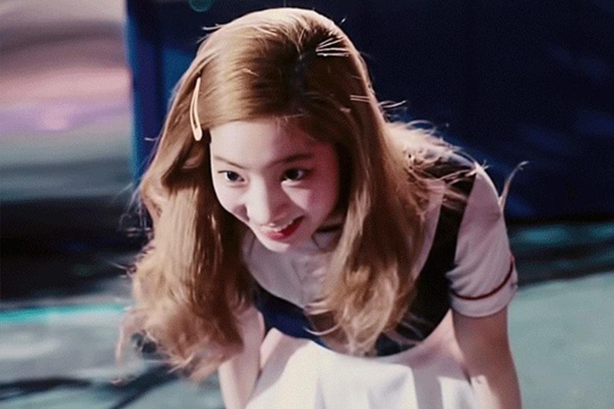 การโค้งคำนับหรือโค้ง 90 องศาในวัฒนธรรมการทำงานของเกาหลี ซึ่งเป็นการแสดงความนอบน้อมขั้นสูงสุด เน้นถึงพิธีรีตองที่มีความสำคัญในองค์กรโดยเฉพาะในกรณีที่ต้องการแสดงความขอบคุณหรือแสดงความเคารพต่อผู้ที่มีตำแหน่งสูงกว่า