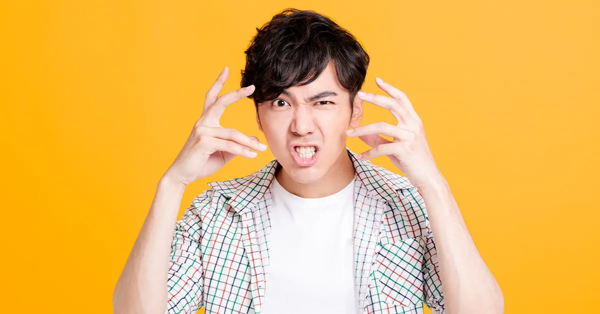 在韓國，一名男子用手勢強調溝通，展示文化和社交細節。