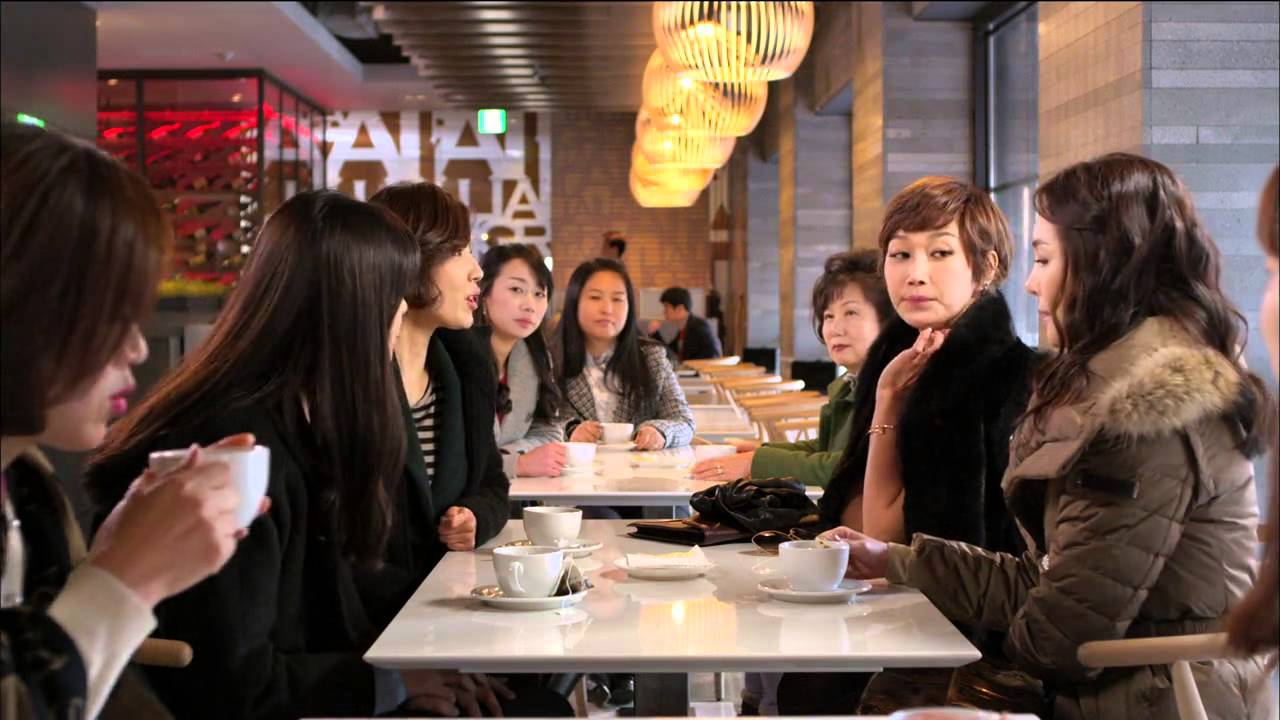 ยืนขึ้นเพื่อทักทายเวลาคนอื่นๆมาถึงที่นัด