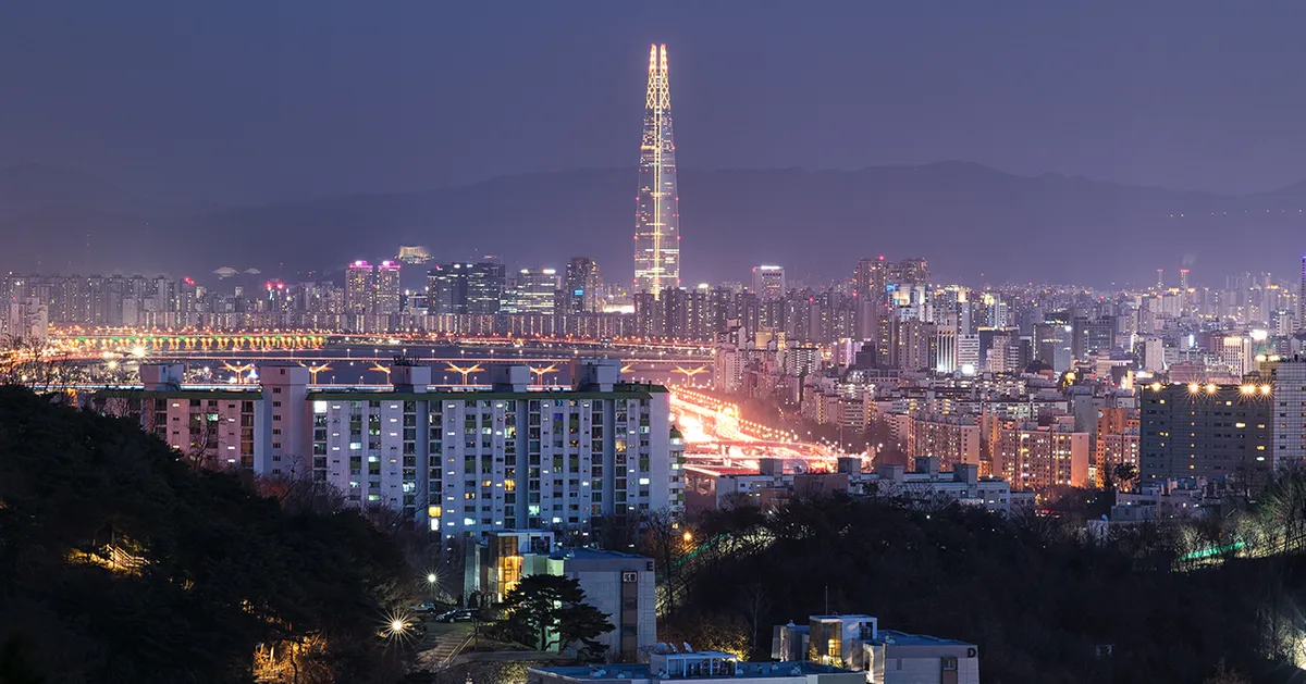 首爾華麗的城市夜景展示，彰顯韓國現代都市風貌。