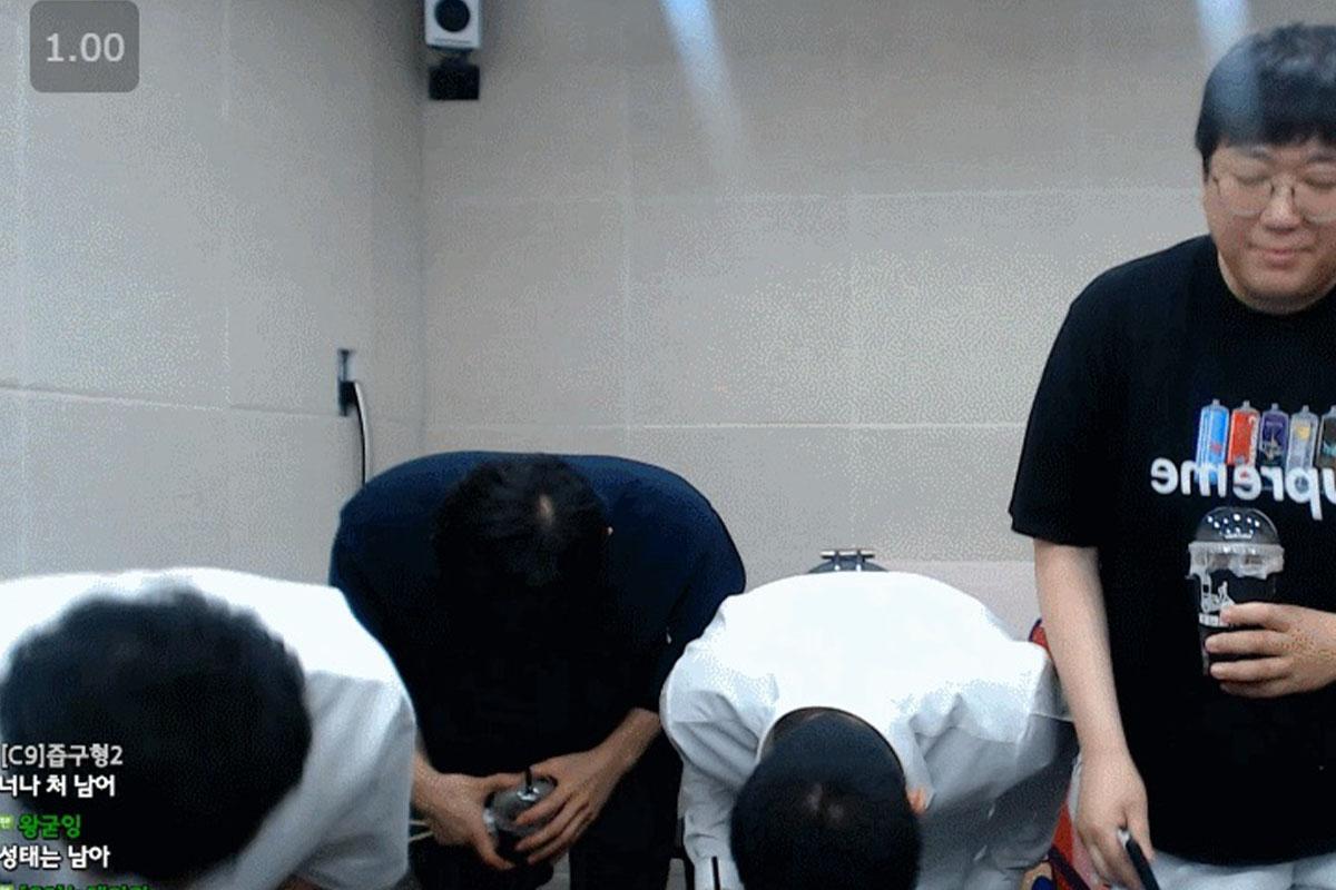 การโค้งคำนับเล็กน้อยระหว่างการทักทายตามมารยาทเกาหลี เป็นการแสดงความเคารพที่สำคัญซึ่งสังเกตเห็นในชีวิตประจำวันโดยเฉพาะในสถานการณ์เช่น การทักทายผู้คนใหม่หรือการแสดงความขอบคุณ