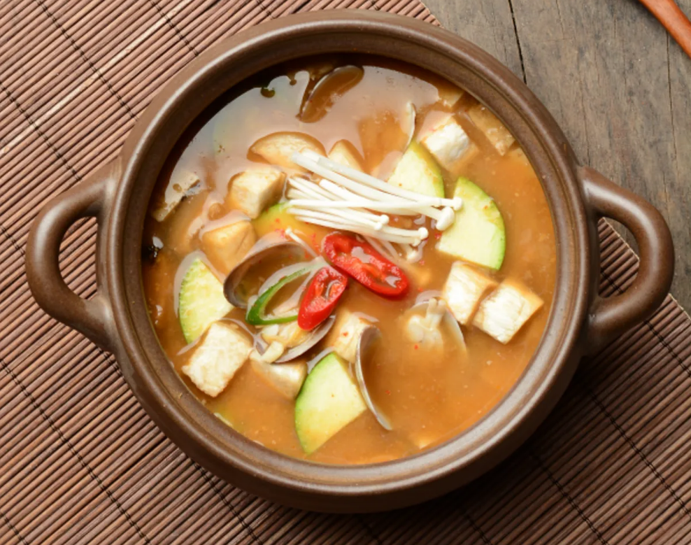 韓国料理の味噌チゲ、豆腐、ズッキーニ、唐辛子、しいたけが入ったスープの画像