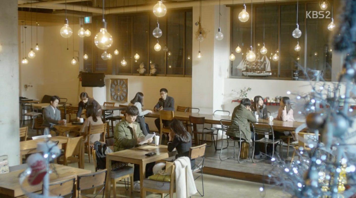 韓國咖啡廳內景觀，顧客在温馨的氛圍下享用咖啡。