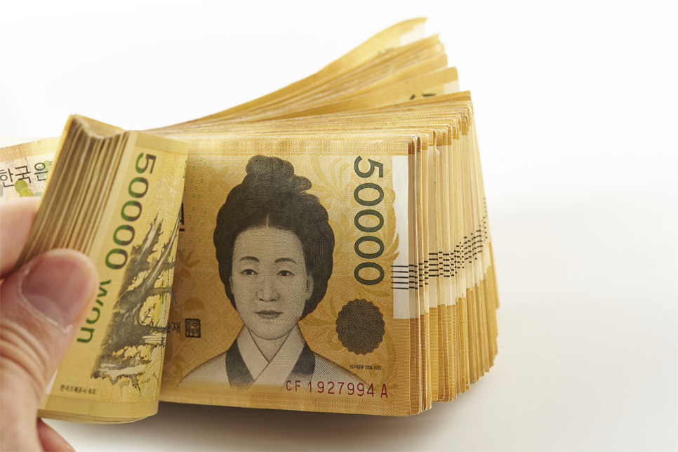 出示韓國喪禮中常用的50000韓元鈔票,展示韓國人傳統上如何以沽儀(帛金)方式哀悼逝者及支持家屬。