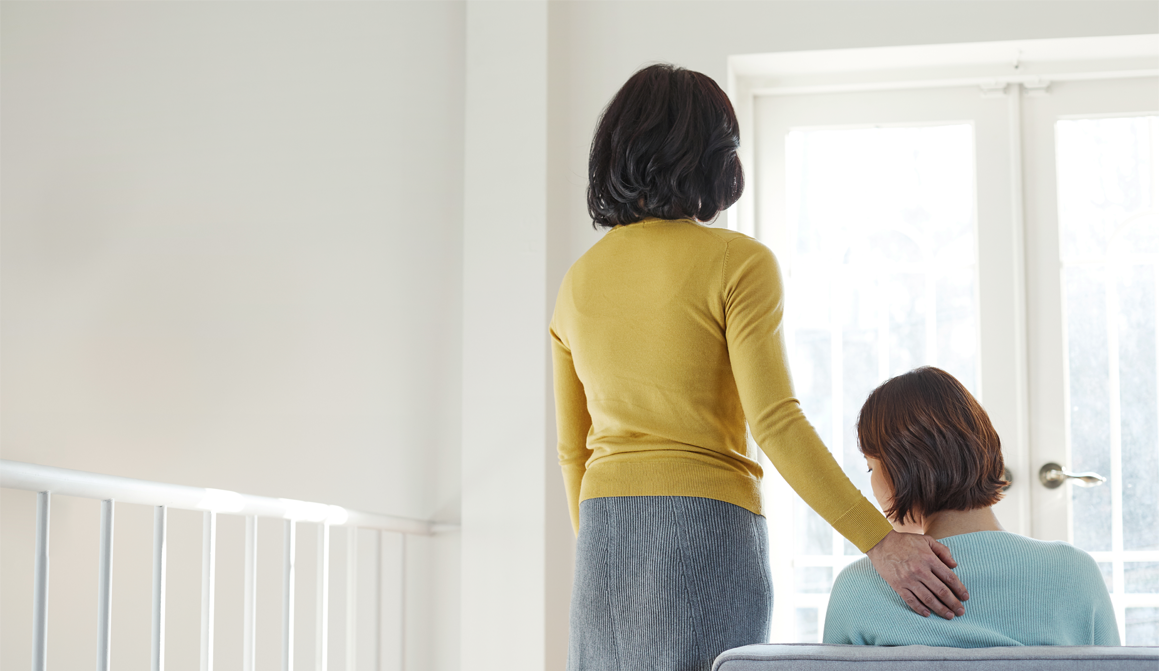 韓國喪禮的慰問環節,一名長者在安慰一位較年輕的參加者,展示喪禮中生者之間的互相支持與慰藉。