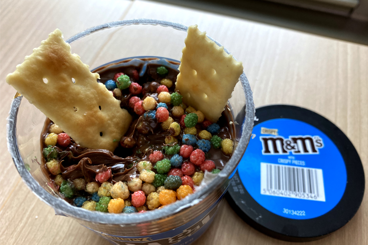 M&M's 巧克力醬加入脆米和餅乾的展示