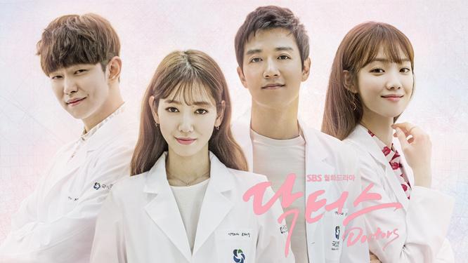 《Doctors》醫療劇中，多名醫生角色身穿白色醫師袍微笑著面對鏡頭。