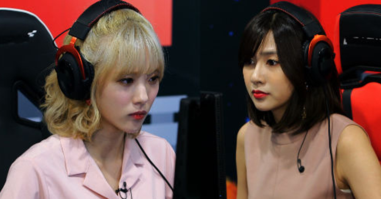 兩位參加《Among Us》電競比賽的女子選手，戴着大型耳機正在專注遊戲