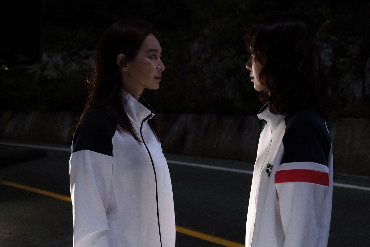 电影《诡忆》拍摄现场，运动员在泳池边的背影，充满神秘感。