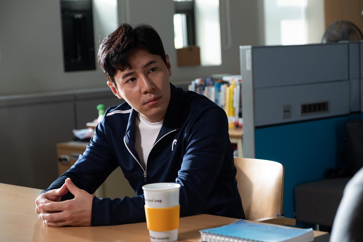 电影《诡忆》中的夜色场景，两名角色面对面，交织着深刻情感。