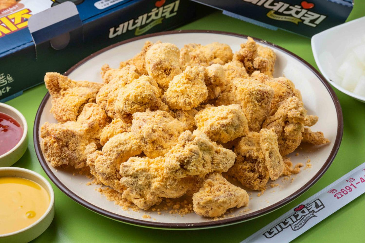 Nene Chicken 初雪炸雞 中間灑滿濃厚的芝士粉，提供鮮美味道 - 亞洲流行美食