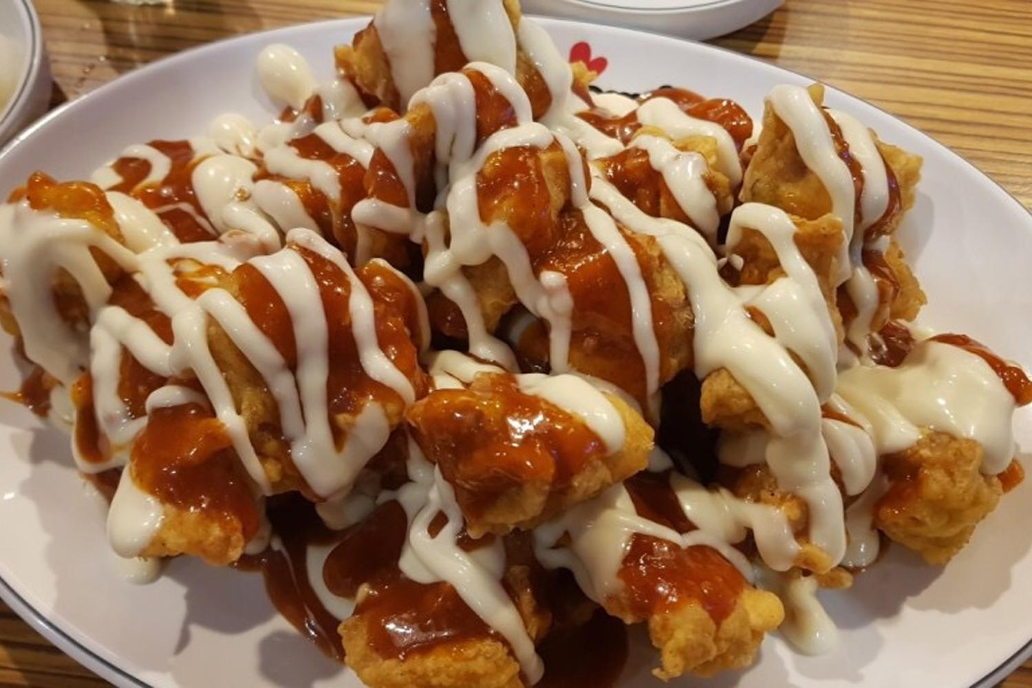 起家雞頂級甜辣炸雞 加上韓式白醬，提供獨特風味 - 韓國煎炸雞排名