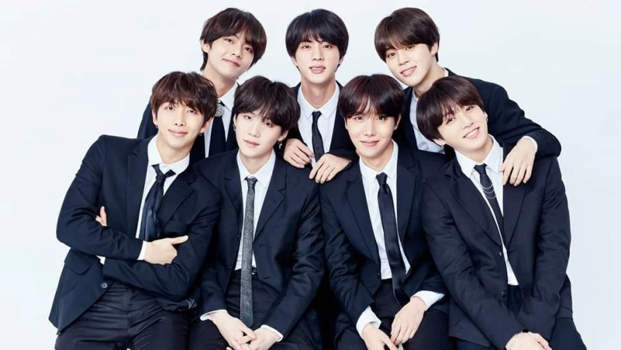 สมาชิกวง BTS ในชุดสูททางการ ถ่ายภาพรวมกันเป็นกลุ่ม