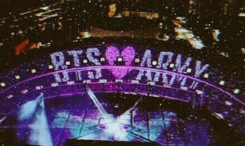 สมาชิกวง BTS ในชุดแนวย้อนยุค ถ่ายภาพรวมกันหน้าฉากแบบในร่ม