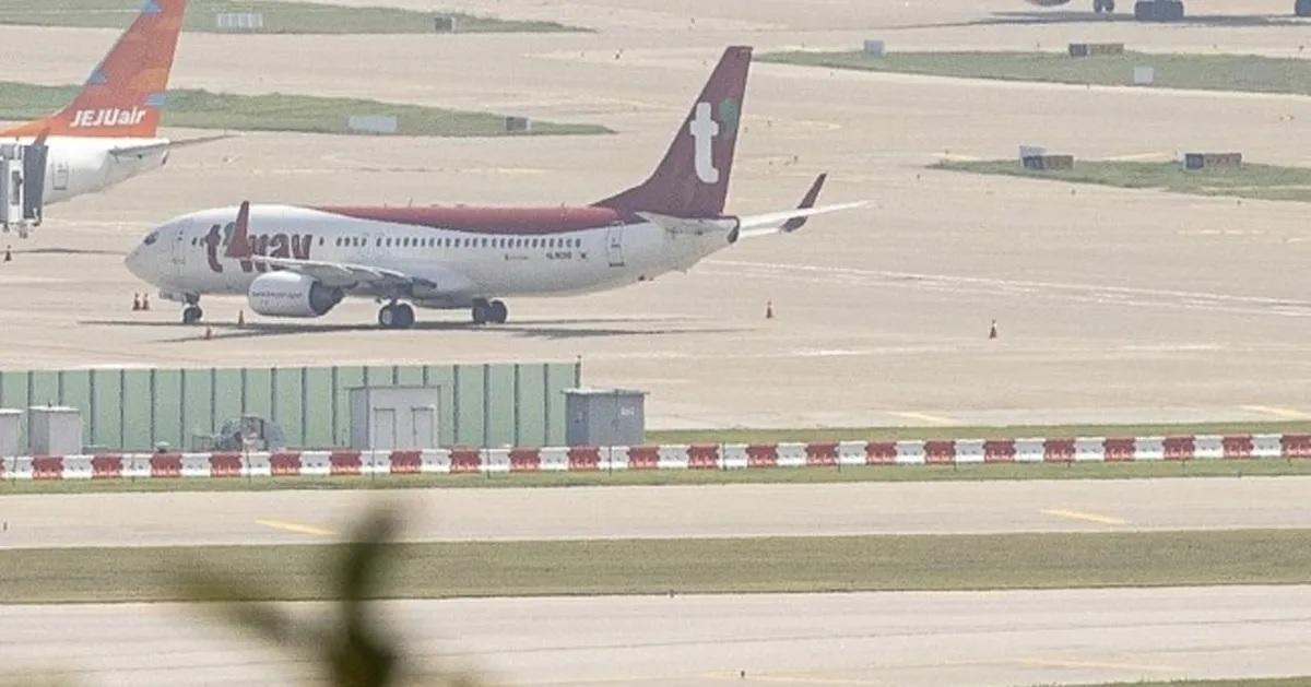 เครื่องบินของสายการบินทีเวย์แอร์ที่สนามบินสุวรรณภูมิระหว่างเที่ยวบินอินชอน-อู่ฮัน