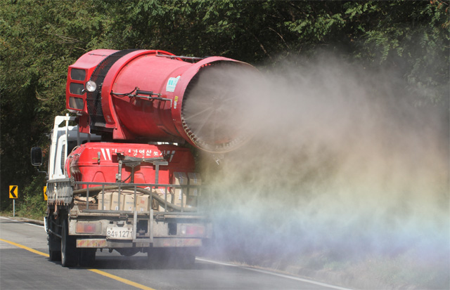 防疫車在華川郡附近道路噴霧進行消毒，以預防非洲豬瘟擴散。
