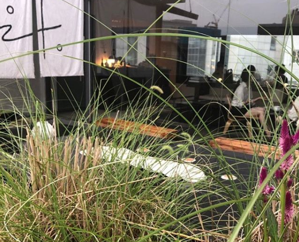 落ち着いた雰囲気の韓国ティーラウンジ「THE EERANG TEA LOUNGE」。シンプルでモダンなカウンターが印象的です。