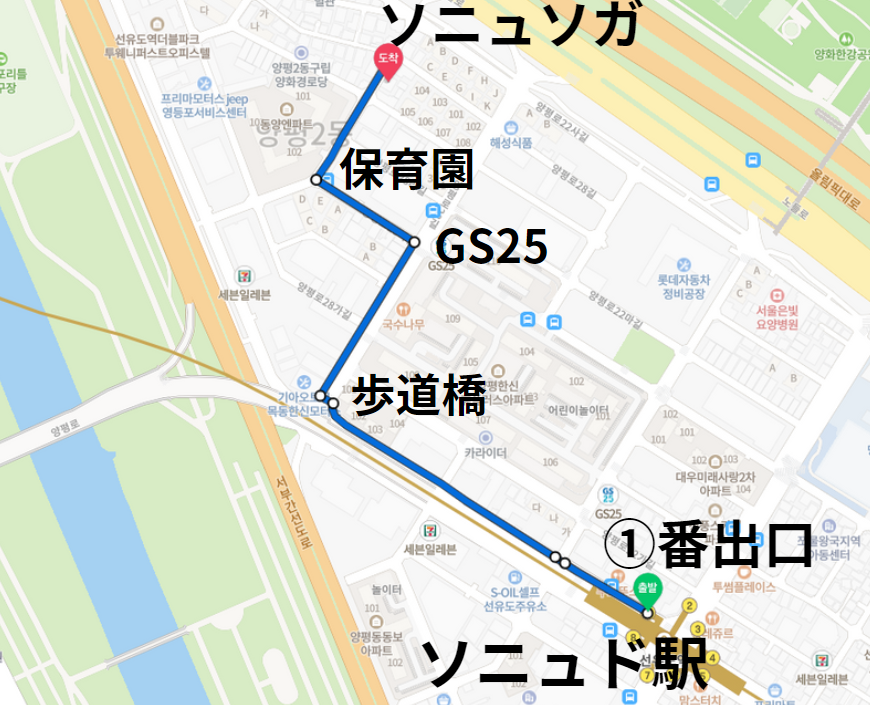 韓国の伝統的な木造家屋デザインを保つ人気カフェ、おしゃれで独特な外観が魅力的です。