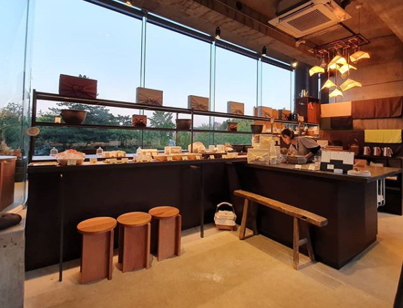 韓国ベーカリーカフェ「읍」が位置するエリアの地図。アックジョンロデオ駅からのアクセス情報が含まれています。