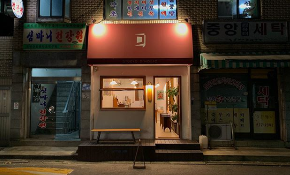 レトロな雰囲気を持つ韓国の一見落ち着いたカフェ「一宮」。夜間の映えある外観が印象的です。